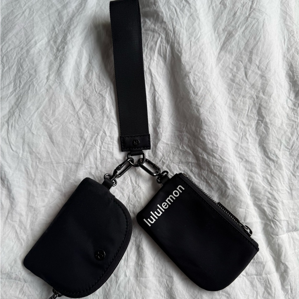 🖤 Lululemon Dual pouch wristlet
🩶 Silver hardware
- Never used,perfect condition